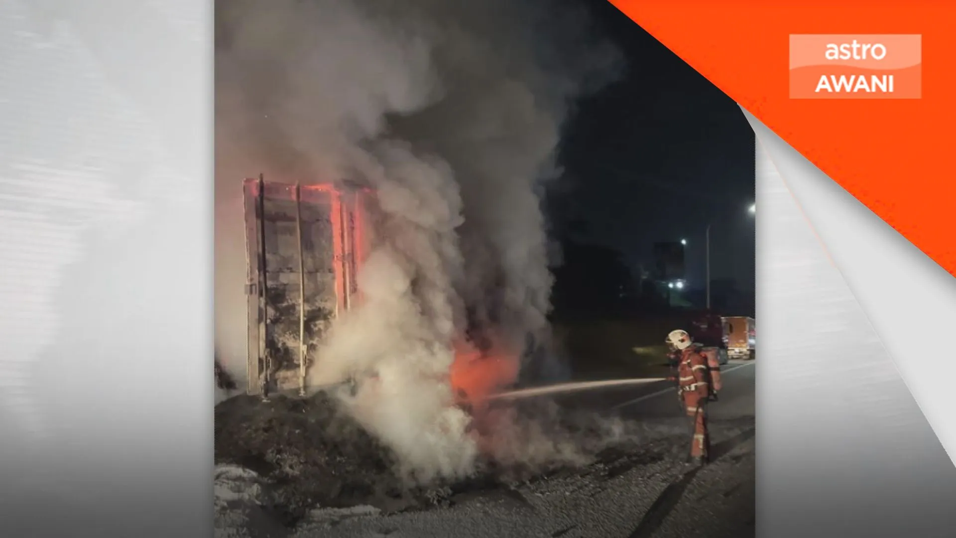 Lori kontena terbakar di Lebuhraya ELITE