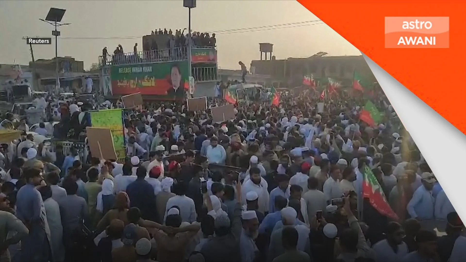 Penyokong Imran Khan lancar perarakan ke Islamabad