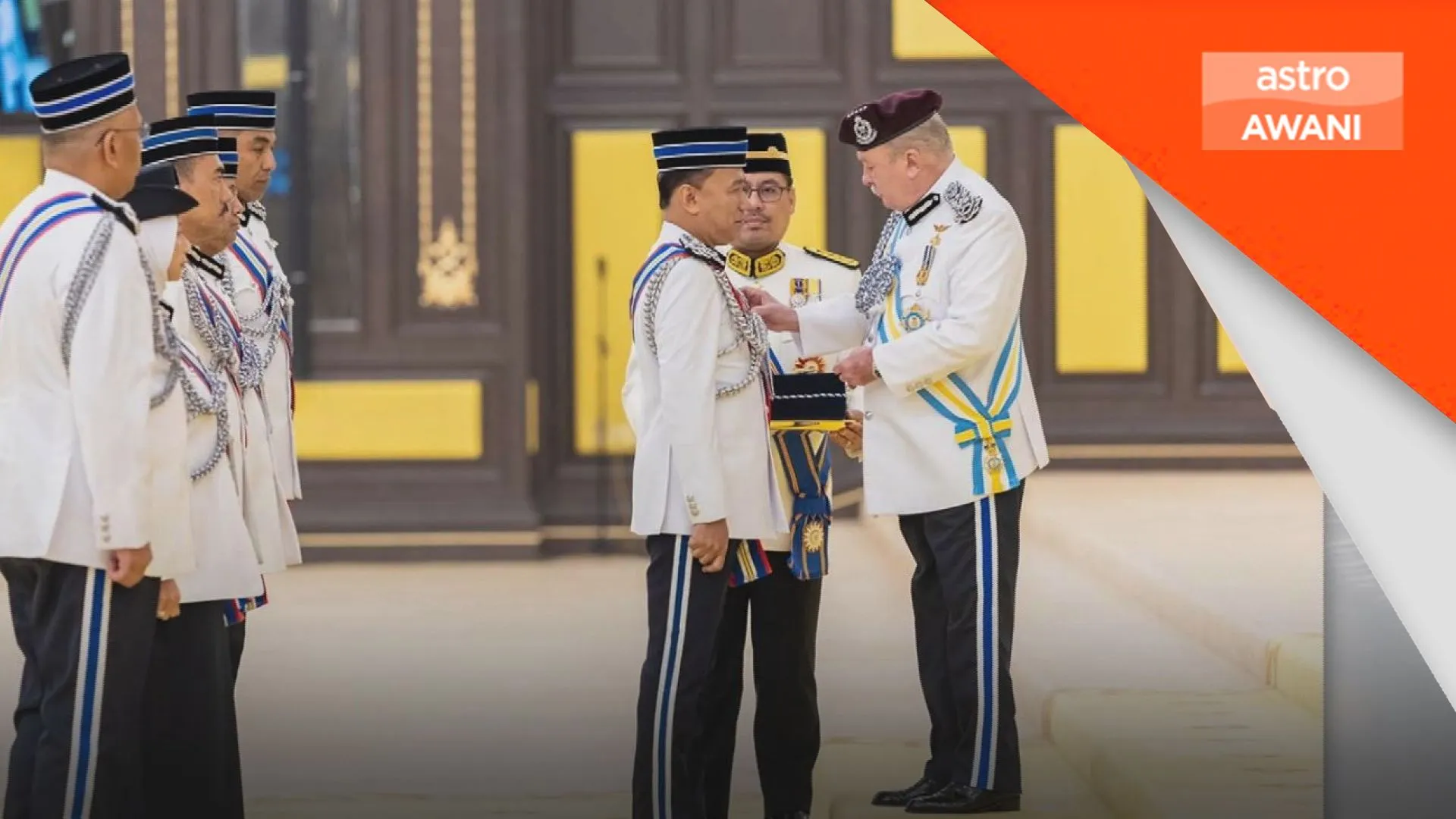Agong kurnia PGPP kepada 11 pegawai kanan PDRM