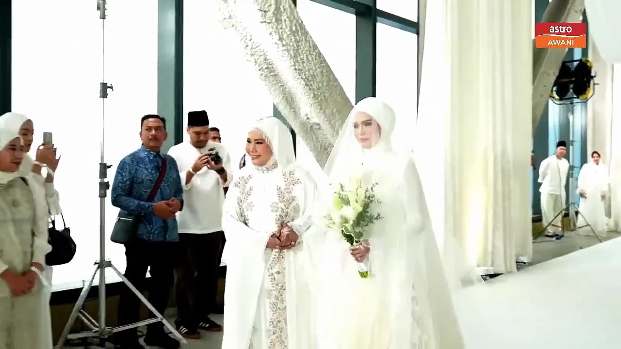 Bella Astillah diiringi ibu tercinta masuk ke ruang nikah