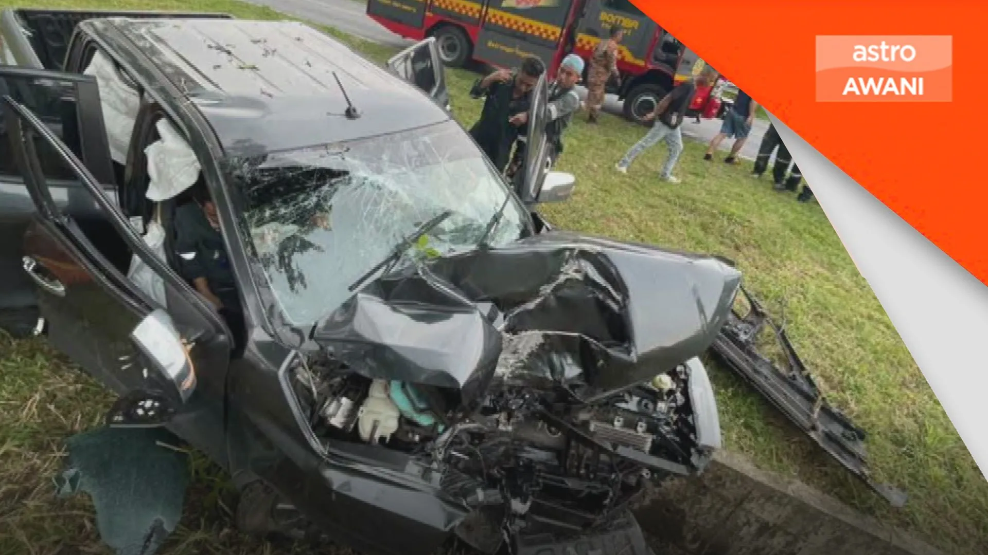 Tiga parah dalam kemalangan Mitsubishi Triton