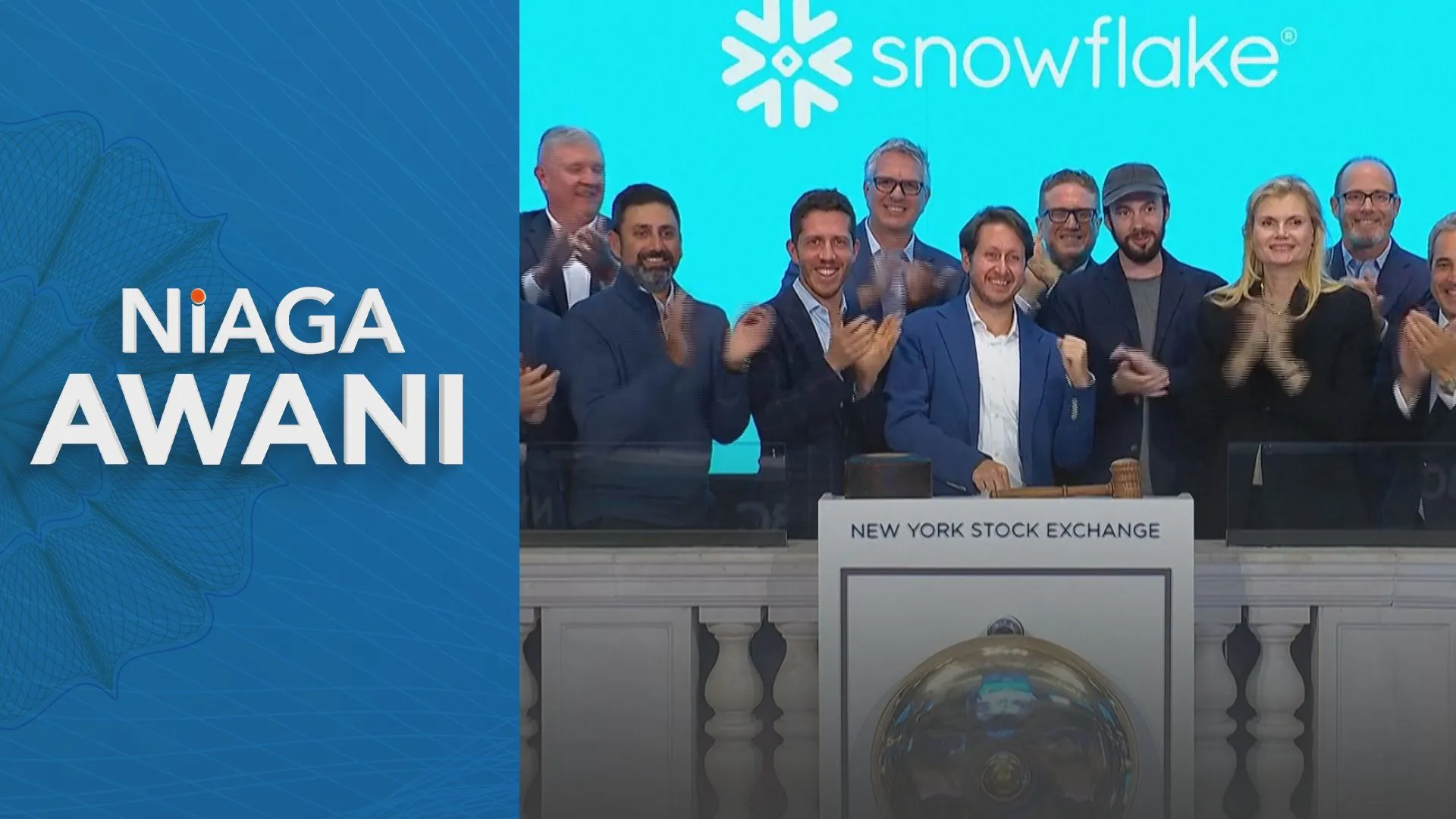 Nasdaq ends down as chipmakers fall and bank earnings roll in