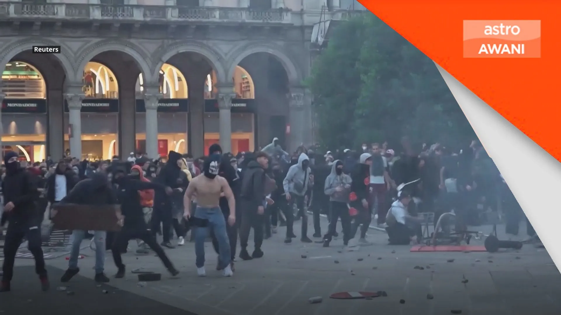 Protes di Milan bertukar ganas, polis bertempur dengan penunjuk perasaan