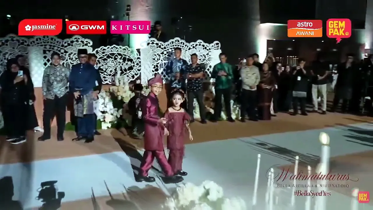 Ayden dan Ara Curi tumpuan, manis berbusana berona 'burgundy'